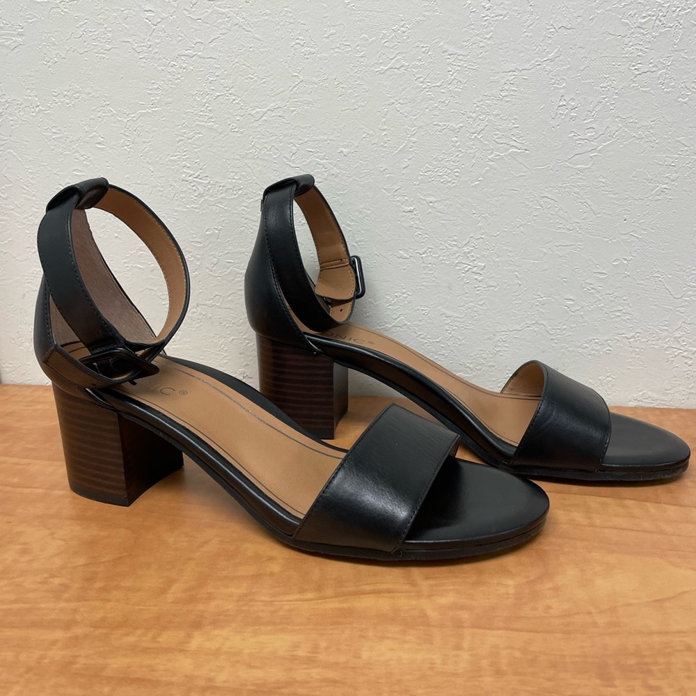 EUC ✨ Vionic Black Block Heel Sandal